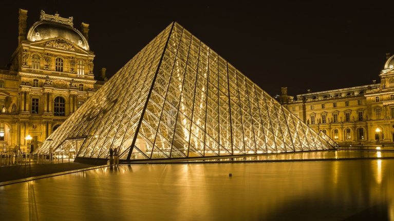 Un parking proche du musée du Louvres à Paris