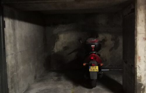 Emplacement de parking couvert pour moto / scooter