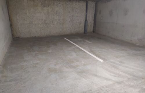 Places de parking dans parking privé sécurisé couvert proche aéroport