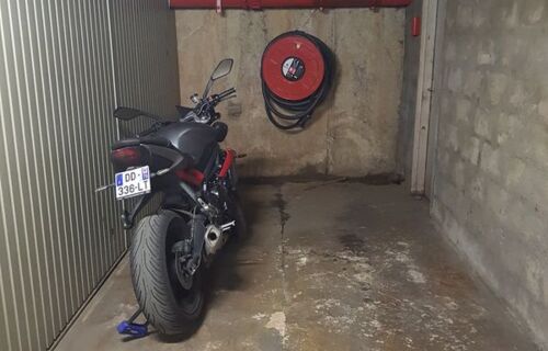 Place de parking couvert pour moto. 15eme proche tour Eiffel
