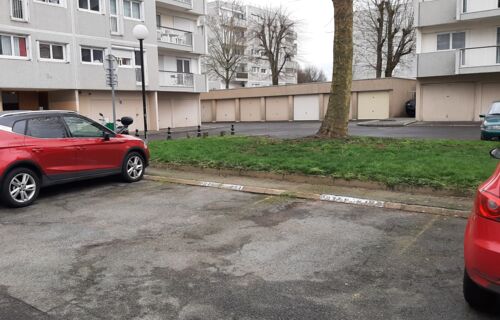 Place de parking proche gare et tout commerce.