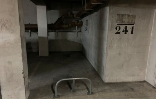 Petit parking sécurisé avec gardien et barrière