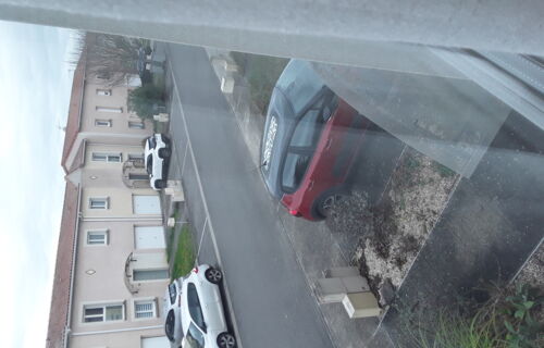 Place de parking privative chez moi en journee non couverte exterieure