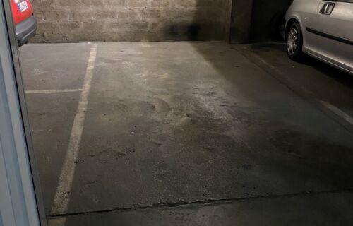 Place dans parking sécurisé - à louer