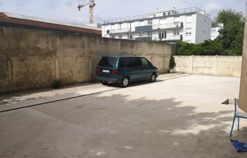 Grande place de parking extérieur garde et a louer . BONDY