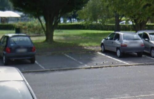 Place de parking extérieur non loin de la mairie