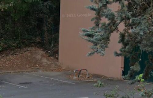 Place de parking située dans la résidence du parc aux biches