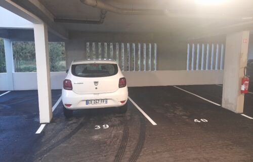Parking  fermé couvert  loué à l'année