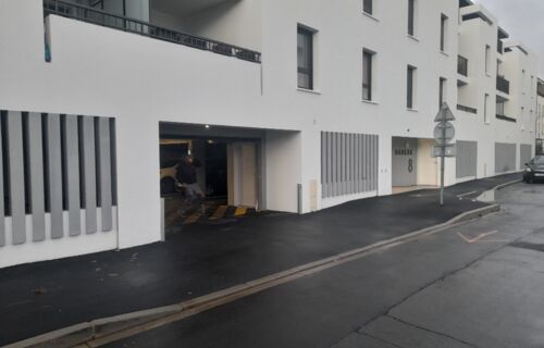 Parking  fermé couvert  loué à l'année