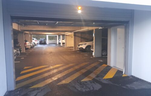 Parking  fermé couvert  loué à l'année