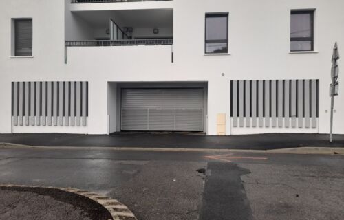 Parking  fermé couvert  loué à l'année