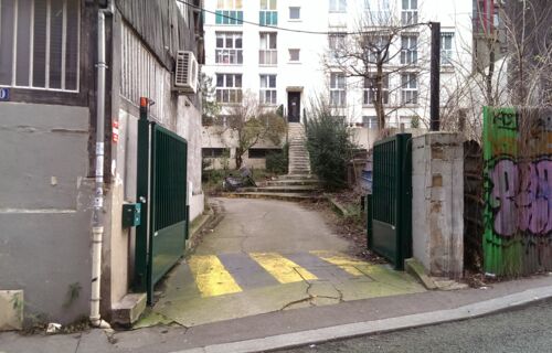 Parking couvert et sécurisé proche des métros Gambetta et Ménilmontant.