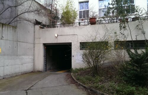 Parking couvert et sécurisé proche des métros Gambetta et Ménilmontant.