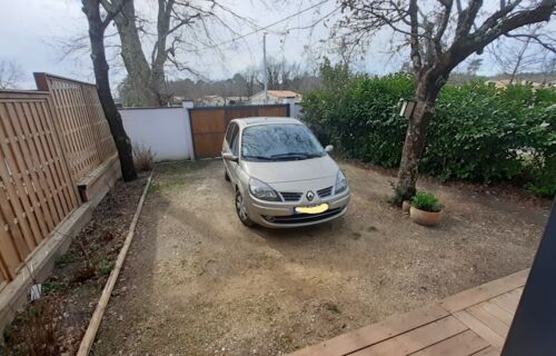 Place dans propriété privée avec portail.