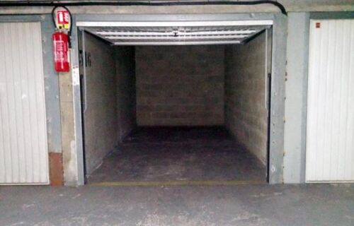 Parking près du commissariat de police et la poste