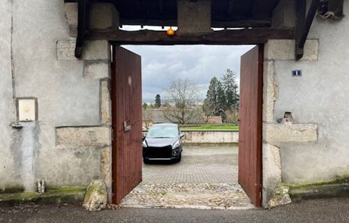 Place de parking St Maurice de Beynost pour accès Gare Part Dieu et aéroport St Exupéry