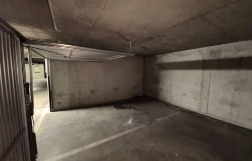 Parking sécurisé et privé de 2 places ( 25m²) avec deux portes individuelles