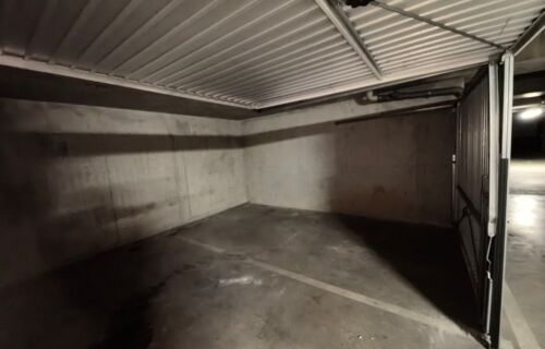 Parking sécurisé et privé de 2 places ( 25m²) avec deux portes individuelles