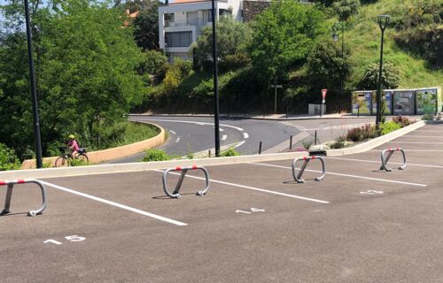 places de parking dans une résidence sécurisée avec badge pour portail et équipement « stop car »