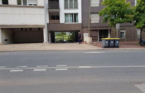Place de parking au pied du rer c. -ISSY