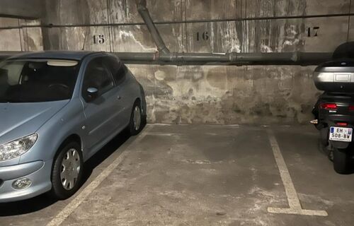 Parking Paris 15, Commerce