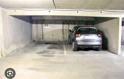 Place de parking au pied de la gare de Cergy le haut