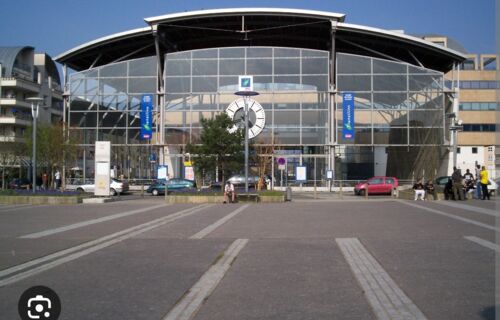 Place de parking au pied de la gare de Cergy le haut