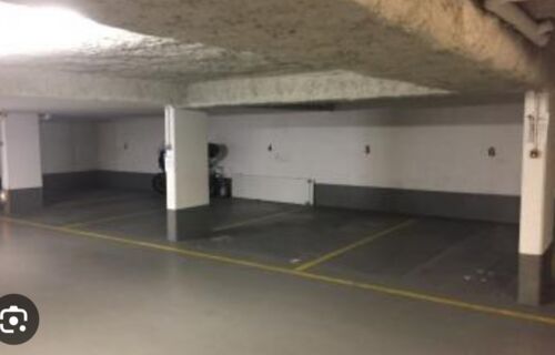 Place de parking au pied de la gare de Cergy le haut