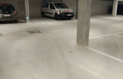 Place de parking à Stains