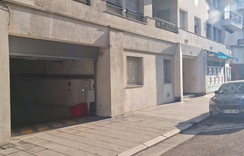 Parking à 50m de l'arrêt de tramway Acropolis