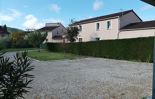 3 places de parking sur un terrain privé clôturé. Gardiennage possible pour camping-car