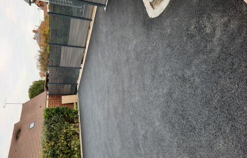 Parking sécurisé....maison familiale...terrain clos avec portail électrique avec bip...village très calme..très proche bords des Loire..15 mins Orleans..