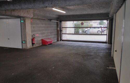 Loue place de parking/box/garde-meubles au centre-ville de Niort