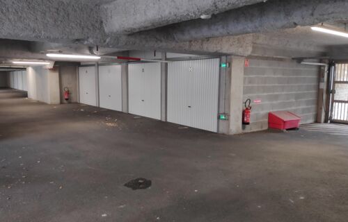 Loue place de parking/box/garde-meubles au centre-ville de Niort