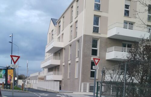 Place parking proche zone commerciale Pontault-Combault