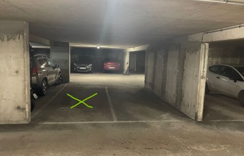 PARKING SECURISE A DEUX PAS DES LIGNES DE METRO 8, 10, 12 ET 6.