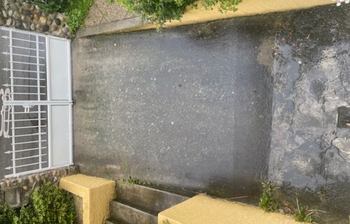 Close to Geneva airport -parking in villa