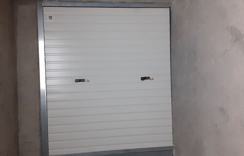 Loue BOX 13 m2 dans hypercentre et à 200 m de la gare de RAMBOUILLET