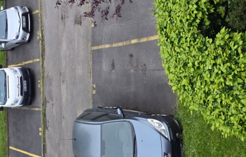 1 place privé devant chez-moi