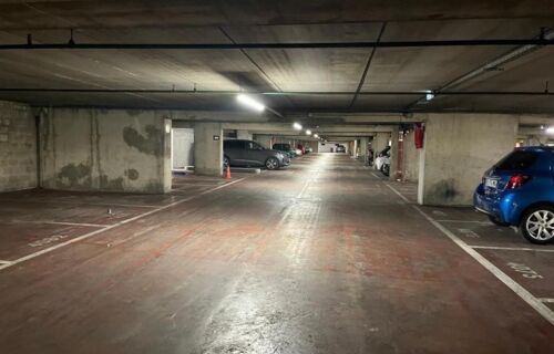 Location parking proche de toutes commodités :  Centre Commercial, et transports en commun   PARIS 13
