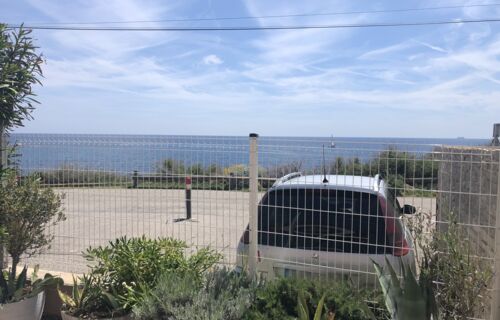 Place de parking en bord de mer.  5 min plage et port de Carro