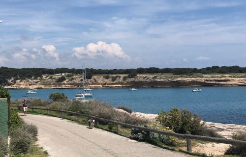 Place de parking en bord de mer.  5 min plage et port de Carro