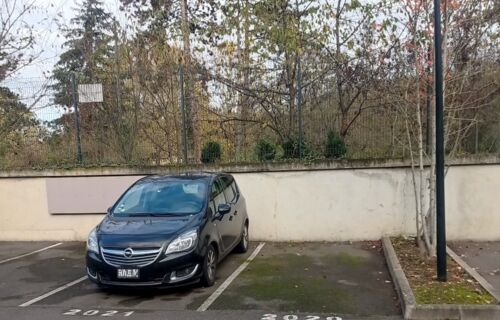 🚗 Location de parkings sécurisés – À 5 minutes du RER C de Bièvres