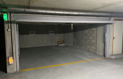 Parking "double box" intérieur avec porte dans quartier sécurisé