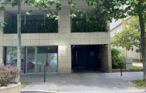 Parking "double box" intérieur avec porte dans quartier sécurisé