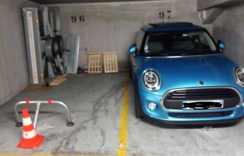 Parking près de la mairie de Cannes (5min à pied) et des plages du midi (2 min à pied), proche de la gare (15 min à pied))