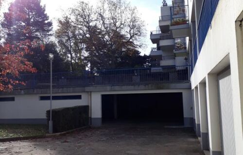 Emplacement parking couvert.