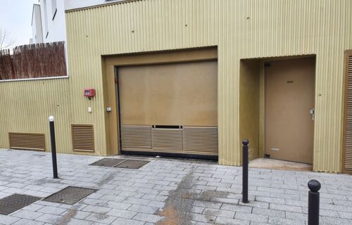 Loue parking souterrain dans un immeuble récent datant d'octobre 2015.