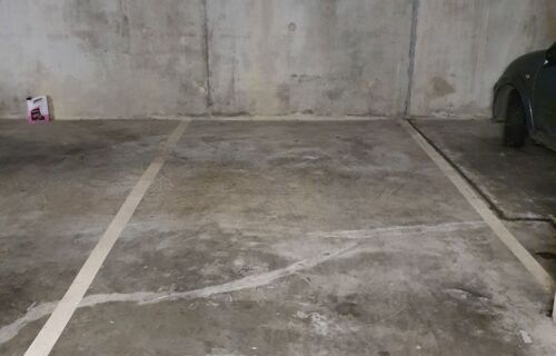 Loue parking souterrain dans un immeuble récent datant d'octobre 2015.