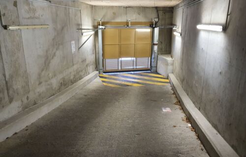 Loue parking souterrain dans un immeuble récent datant d'octobre 2015.